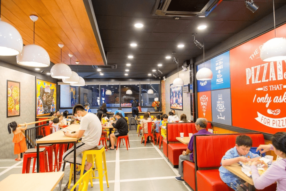 The modern and casual space is perfect for both groups of friends and families (Source: Domino’s Pizza Việt Nam)